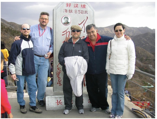 Fernando Schapachnik, Franco Nacarella, Edgardo Schapachnik, Andrés Pérez Riera y Li Zhang. Año 2006. En la Muralla China en el marco del GW-ICC